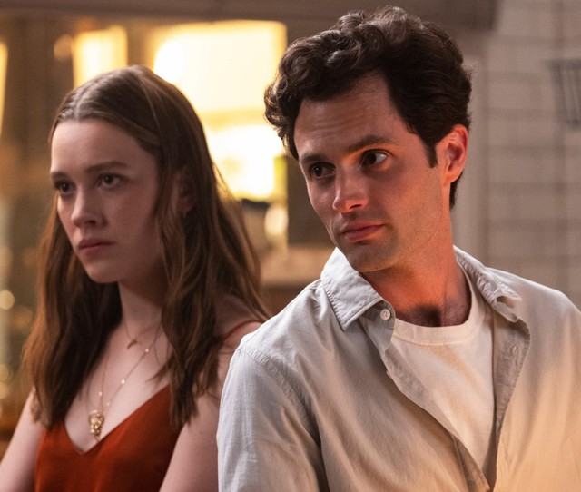 Penn Badgley egy igen vicces maszkban forgatja a You sorozat 3. évadát