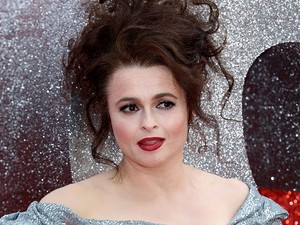 Helena Bonham Carter ruhája annyira bohókás, hogy képtelenség komolyan venni