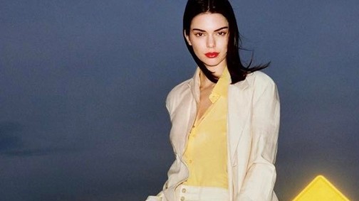 Kendall Jenner egy oversized pulcsiban romantikázott új pasijával!