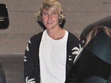 Justin Bieber zokniban bulizik és úgy táncol, mint egy óvodás!