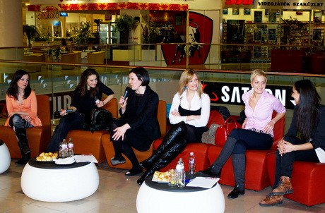 A Women of the Year öt jelöltjével, Kozma Orsival, Németh Jucival, Peller Annával, Tatár Csillával és Trokán Nórával Maróy Krisztina, a GLAMOUR főszerkesztője beszélgetett