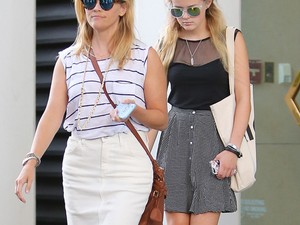 Ezt nem hiszed el! Reese Witherspoon a saját lányának ikertestvére