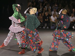 Fergeteges táncelőadás a kifutón: Ilyen volt a Kenzo x H&M bemutató