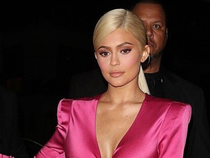 Kylie Jenner újra szőke hajjal, bombaformában ünnepelte a születésnapját