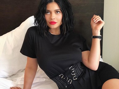 Másnak egy szerény fizetés, Kylie Jennernek egy babahordozó ára! Mégsem dobunk hátast tőle!