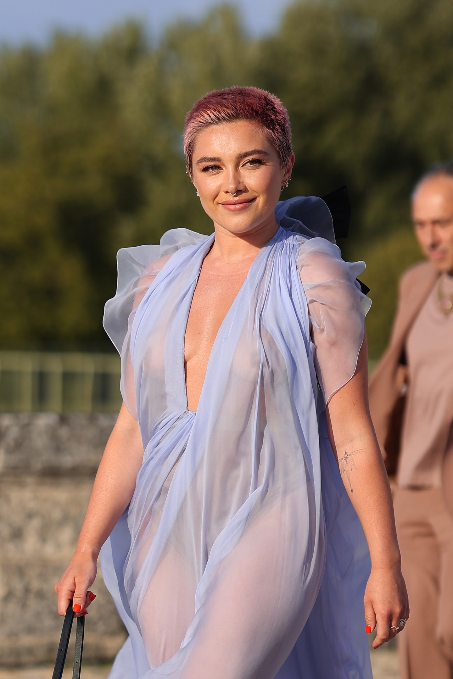 Florence Pugh a párizsi divathéten ismét hadat üzent a testszégyenítőknek "tessék, itt vagyok, gyönyörű vagyok, és nem félek magam megmutatni" típusú ruhájában