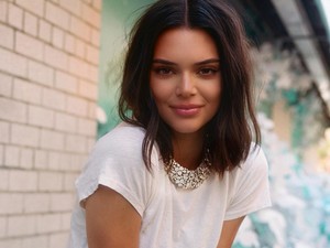Kendall Jenner elkövette a legnagyobb divatbakit: felvette ezt az átlátszó cicanadrágot!