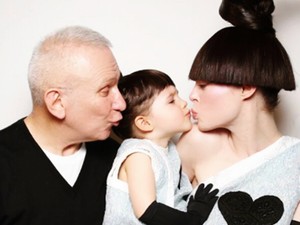 A várandós Coco Rocha 2 éves kislányával lépett a kifutóra