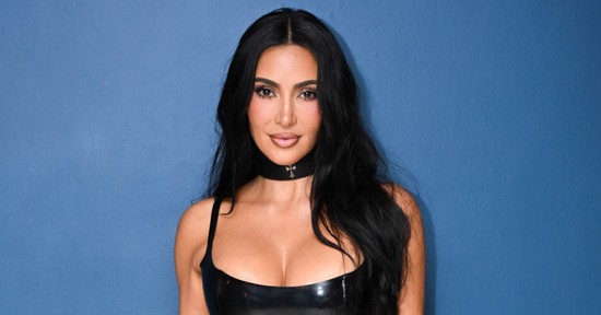 Mi történt? Kim Kardashian megijesztette a nézőket, bizarr maszkban vonult végig a vörös szőnyegen