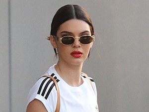 Kendall Jenner topless szelfije egy újabb rettentes csizmában