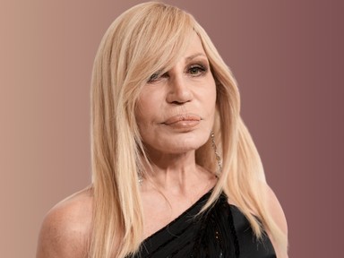 A 70 éves Donatella Versace testhezálló vörös miniruhában érkezett az olimpia megnyitójára