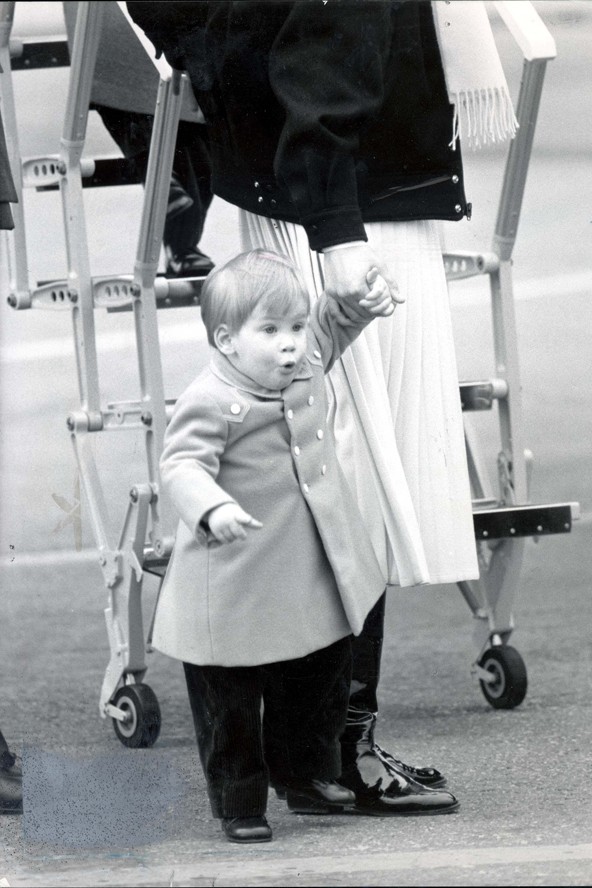 Harry első hivatalos körútján, 1986-ban elkísérte bátyját és anyukáját.