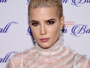 Oh! Kitetováltatta arcát a gyönyörű énekesnő!