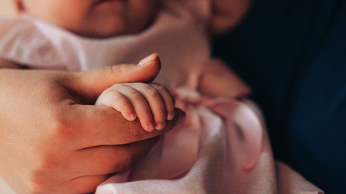 Első hetek, első félelmek – és egy hely, ahol tényleg biztonságban
érezheted a babád