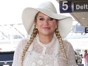 Kesha mellei kinőtték a bikinit