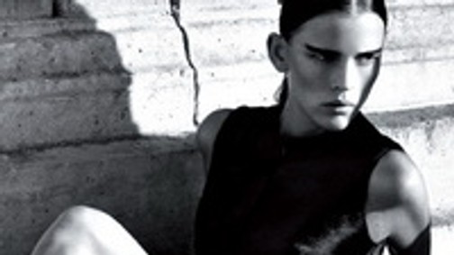 Fórizs Adina feketén-fehéren