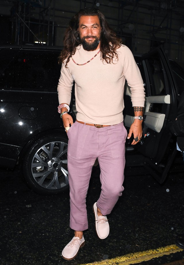 Sosem gondoltuk volna, de istenien kombinálta Jason Momoa a lilát a rózsaszínnel