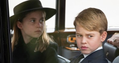 Sarolta hercegnő is részt vesz Erzsébet királynő temetésén, kalapban, apró felnőttnek öltözve