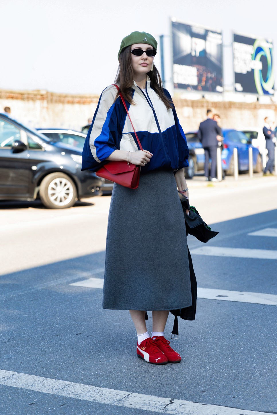 A csendes luxusnak most ez a szín adja a kellő energiát, de laza szettekkel is kifogástalan