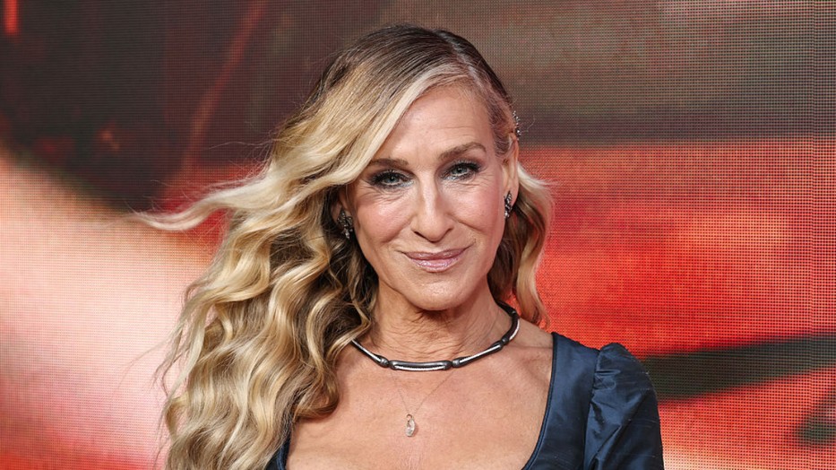 Sarah Jessica Parker az És egyszer csak... új évadában is merész szetteket visel