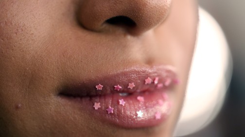 Le a maszkkal, elő a rúzsokkal!