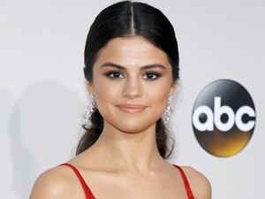 Nézd milyen dögösen indul 2017 januárja Selena Gomezzel