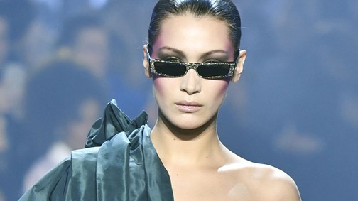 Hű! Ez minden modell rémálma, Bella Hadid melle kilógott a kifutón