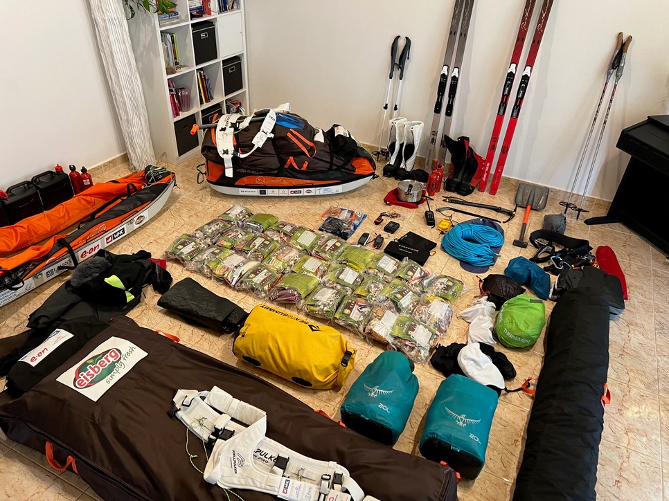 A felszerelés, amit Vámos Nóra és Rakonczay Gábor magával vitt Grönlandra