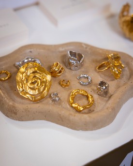 Nem csodálkozunk, hogy óriási sikere volt ezeknek a finom vonalú EVA REMENYI ékszereknek!