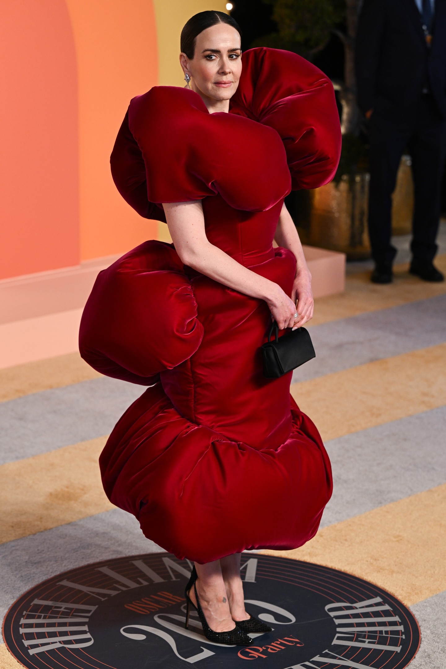 Sarah Paulson 2025-ben egy feltűnő, vörös Marc Jacobs ruhában pózolt a fotósok előtt / Fotó: Northfoto