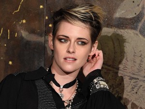 Éjfekete szettben, forrónadrágban villantotta meg a combjait Kristen Stewart