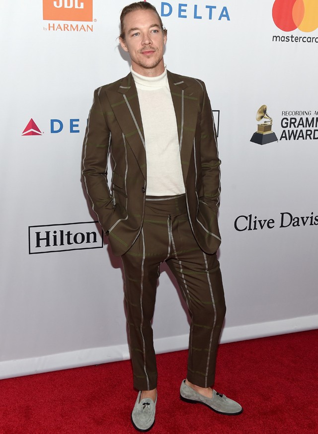 Diplo divatos öltönyben