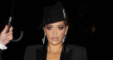 Rita Ora megint melltartó nélkül bulikázott