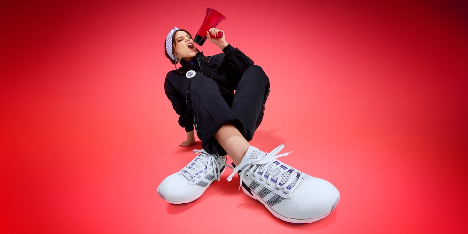Jenna Ortega bemutatja a sport inspirálta streeatwear Adidas darabokat