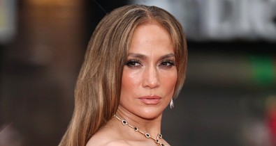 Jennifer Lopez pucérfelsője nem sokat bízott a képzeletre: mintha semmit nem viselt volna a kabátja alatt