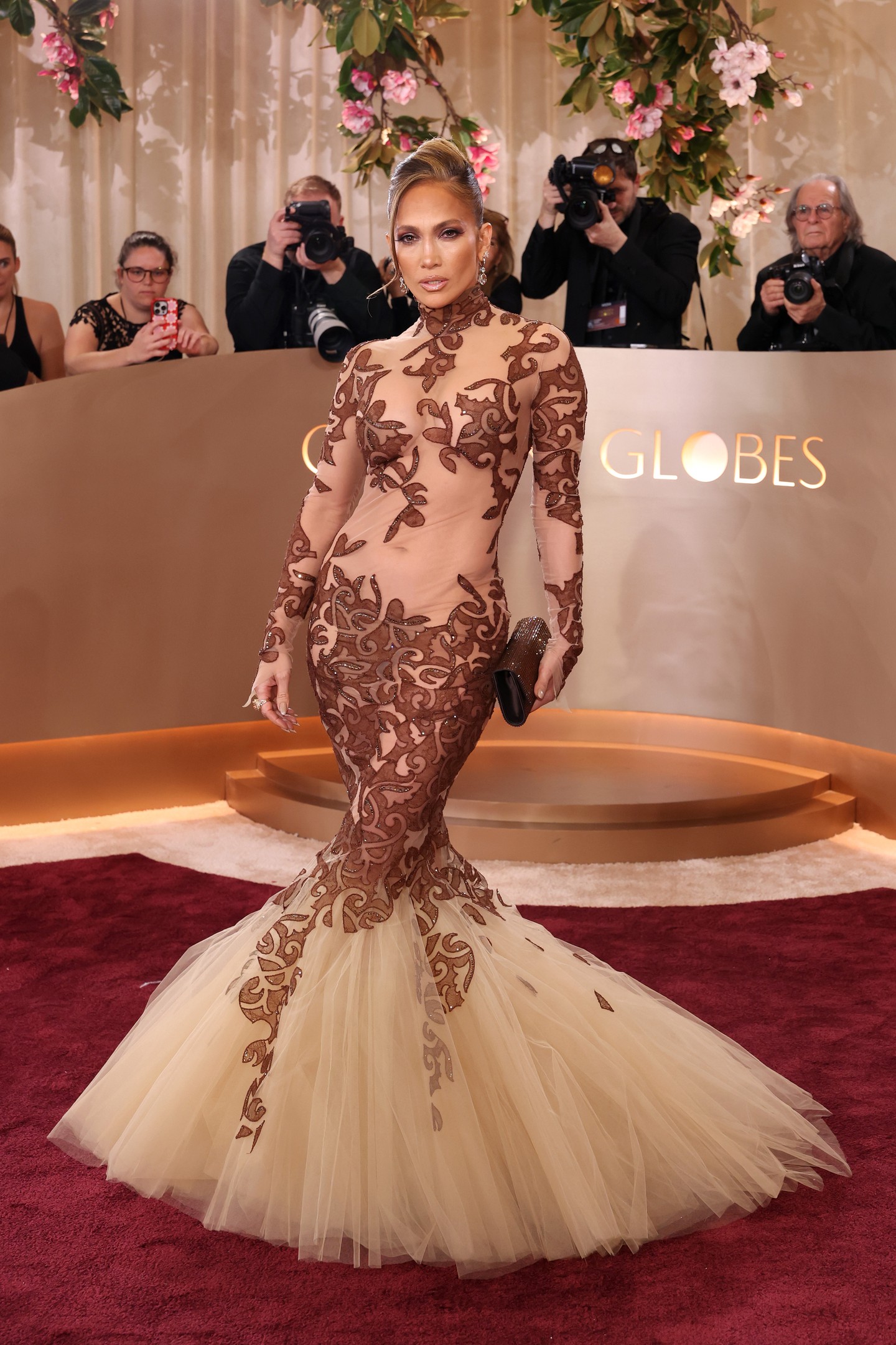 Ha valaki képes elegánsan viselni a költői túlzásokat, akkor az egyértelműen Jennifer Lopez, a meztelenruhák koronázatlan királynője. Jean-Louis Scherrer kreációja rengeteg áttetsző felülettel és kacér részlettel játszik, miközben sziluettjében is tovább emeli a tétet.