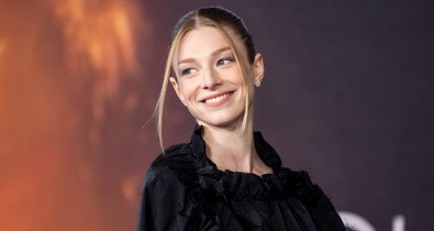 Hunter Schafer melleit egy szál toll fedte a Vanity Fair Oscar-partiján