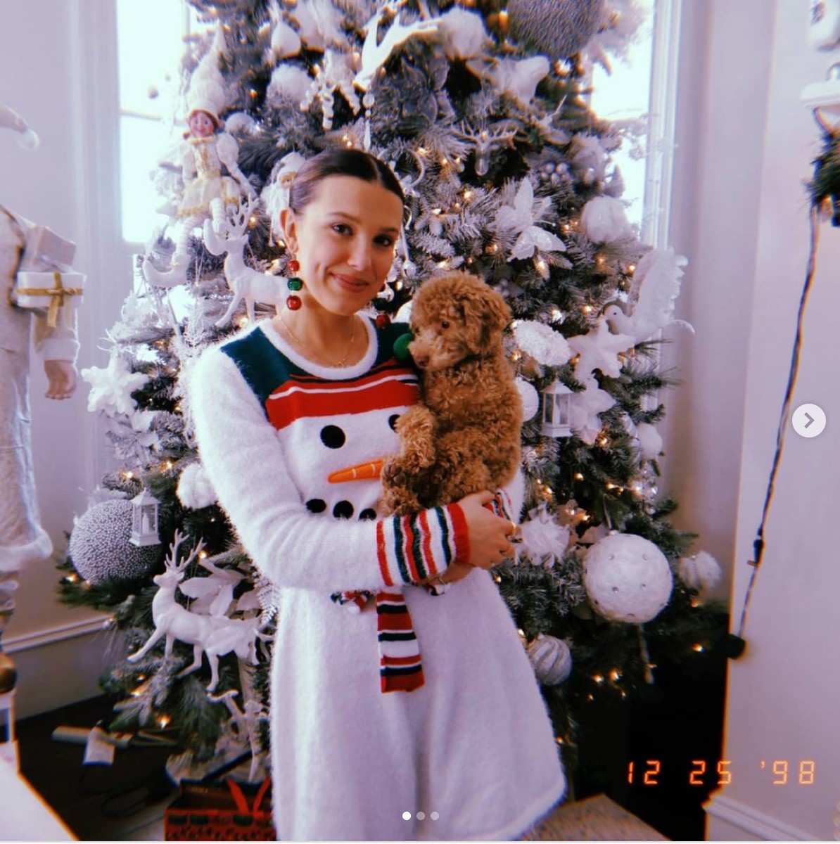 A legcukibb karácsonyi fotót Millie Bobby Brown szolgáltatja idén.