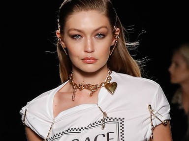 Gigi Hadid felsőjét csupán egy gomb tartja össze, ki is estek mellei a ruhájából