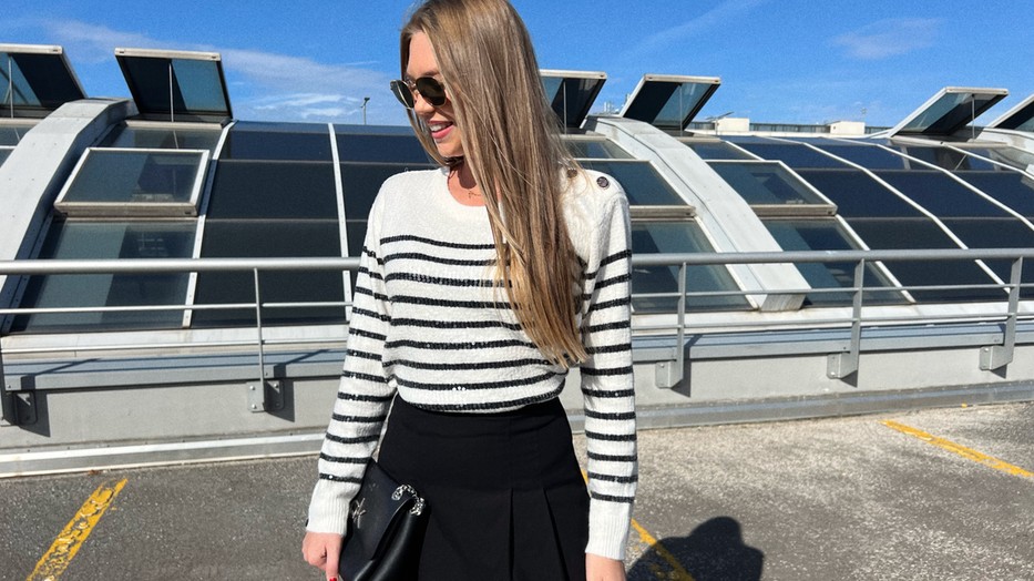 Balogh Eleni ezt az egyszerű szettet ezzel a mintás kiegészítővel dobta fel