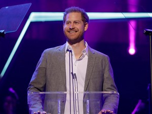 Ilyet nem láttál: Harry herceg Mikulás-jelmezben