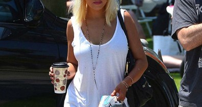 Christina Aguilera remek alakkal, lebarnulva