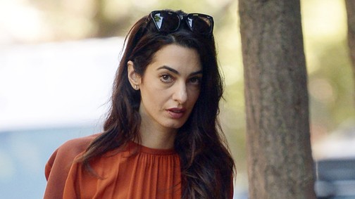 Amal Clooney hibátlan őszi szettjét imádjuk