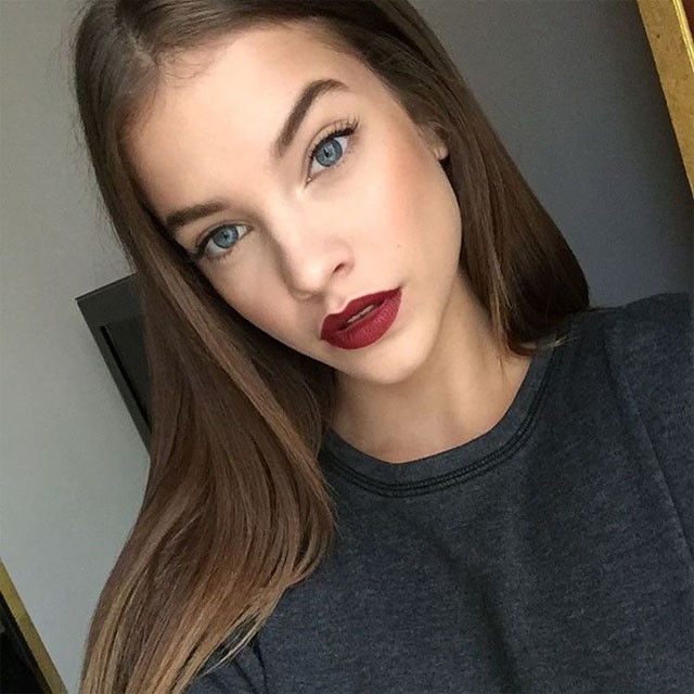 palvin barbara, palvin barbi, párizs, divathét, loreal, üzlet, megnyitó, motoros, overall, dekoltázs, topmodell