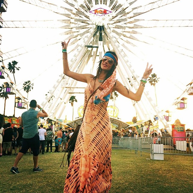 Alessandra Ambrosio is nagyon hippisre vette a formát.