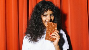 A csokoládé a nyugati világban ma már alapélelmiszernek számít, ám a termelést illetően sokkal inkább kellene, hogy a luxuskategóriába essen