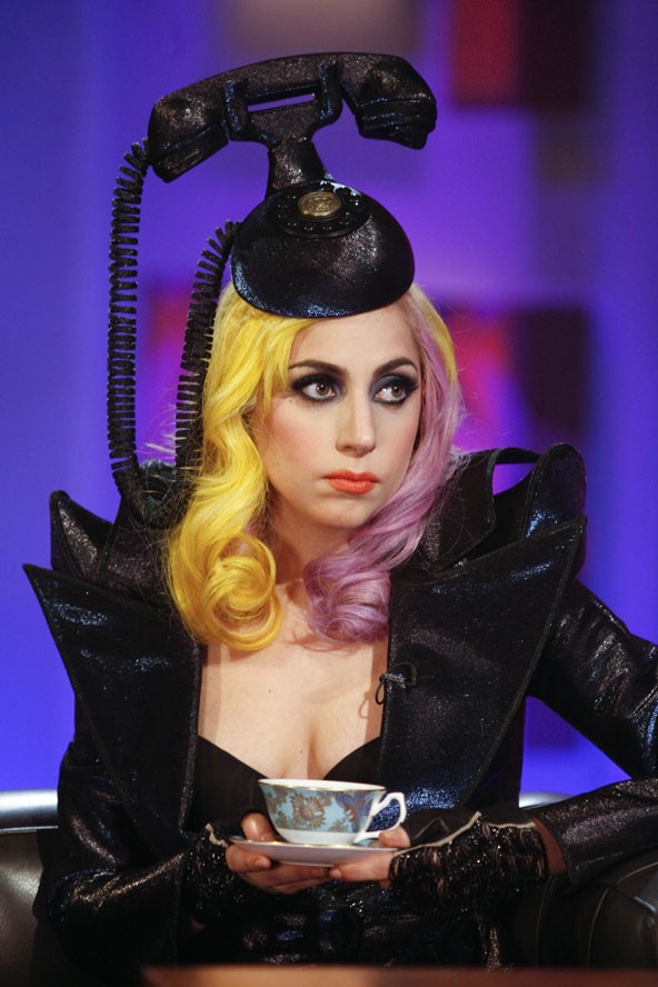 Vajon melyik dalát népszerűsíthette ezzel a kalappal? Hm.