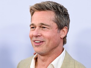 Mi történt Brad Pitt hajával? Új frizurát villantott a sármos színész