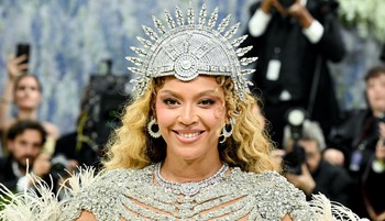Beyoncé kristályokkal kirakott pucérruhája láttán elakad a szavad, 10 év után újra tarolt a Met-gálán