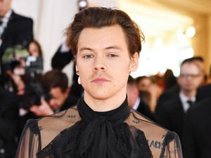 Oscar Wilde-különdíj: fiú gyöngy fülbevalóvalóval - Harry Styles a Met gála királya